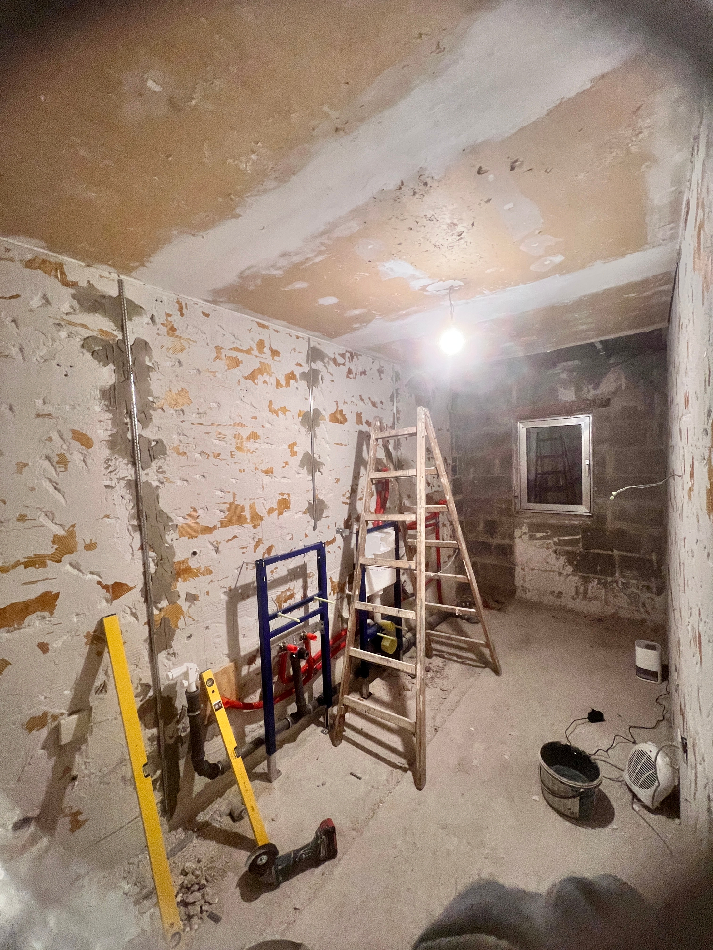 Badezimmer während der Entkernung vor dem Neuaufbau