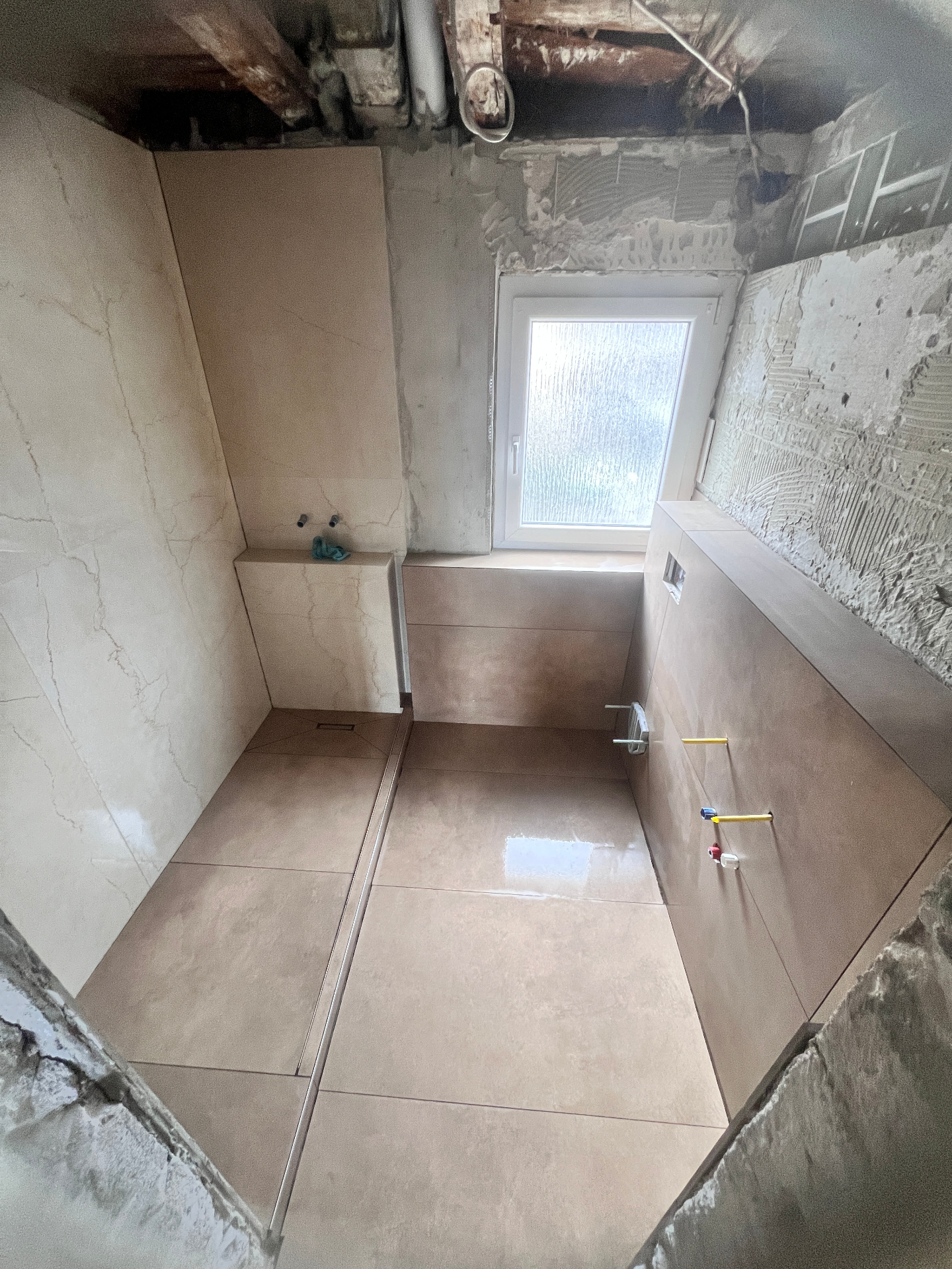 Modernes Badezimmer mit Marmor-Fliesen