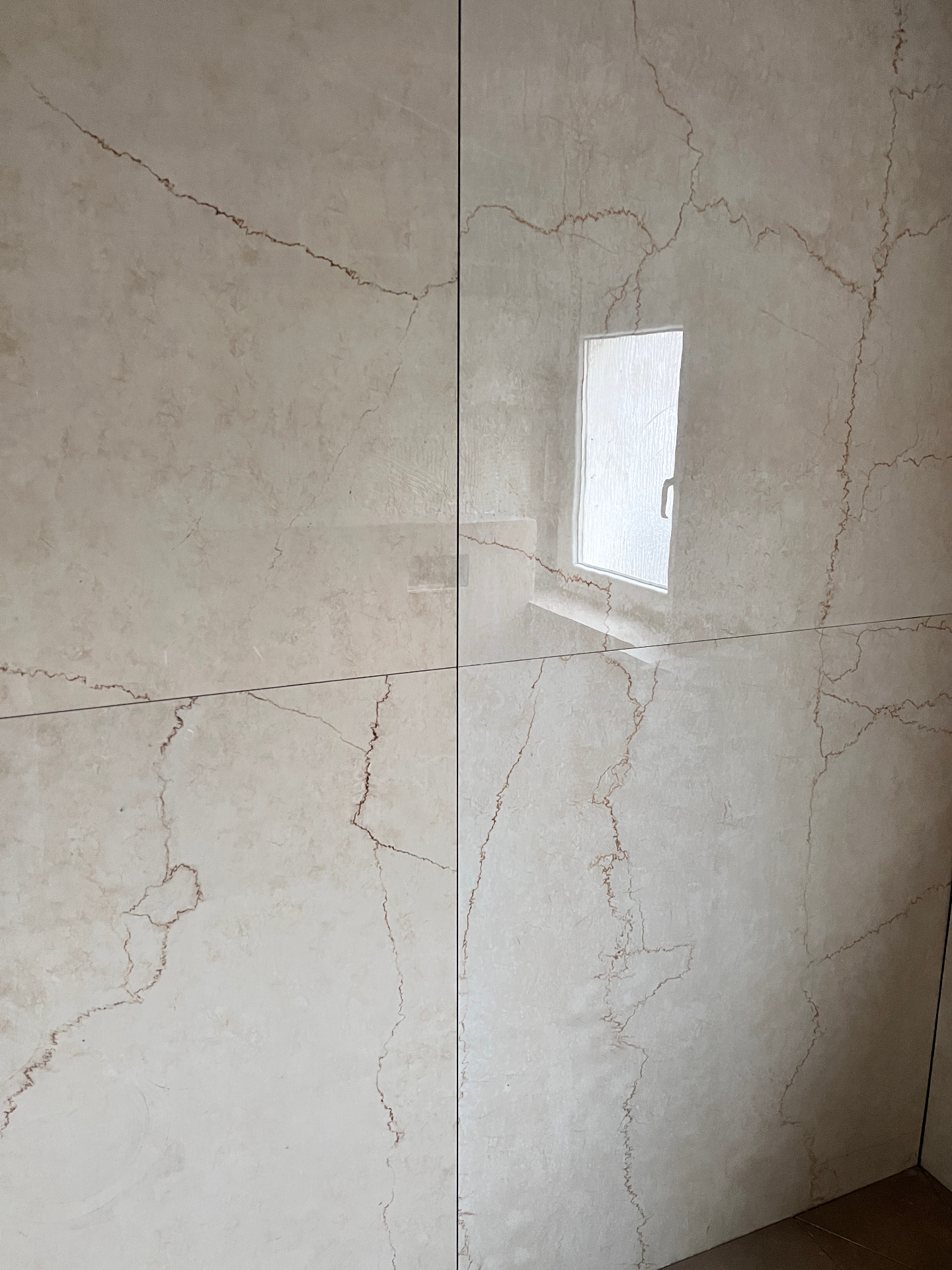 Großformatige Wandfliesen in edler Marmoroptik