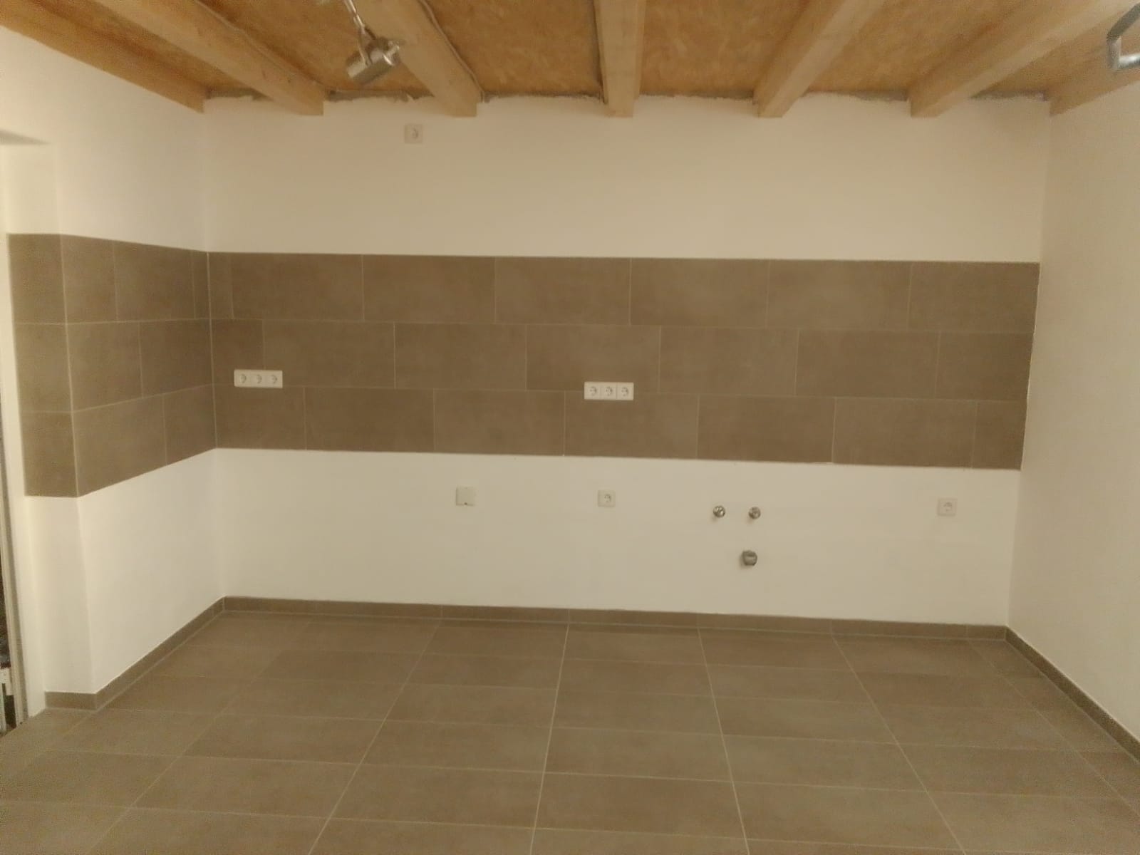 Wand mit dekorativem Fliesenstreifen